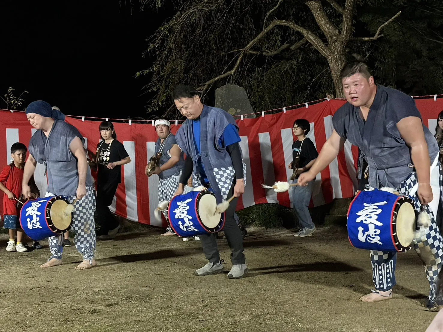 太鼓を打ちながら踊るじゃんがら念仏踊り