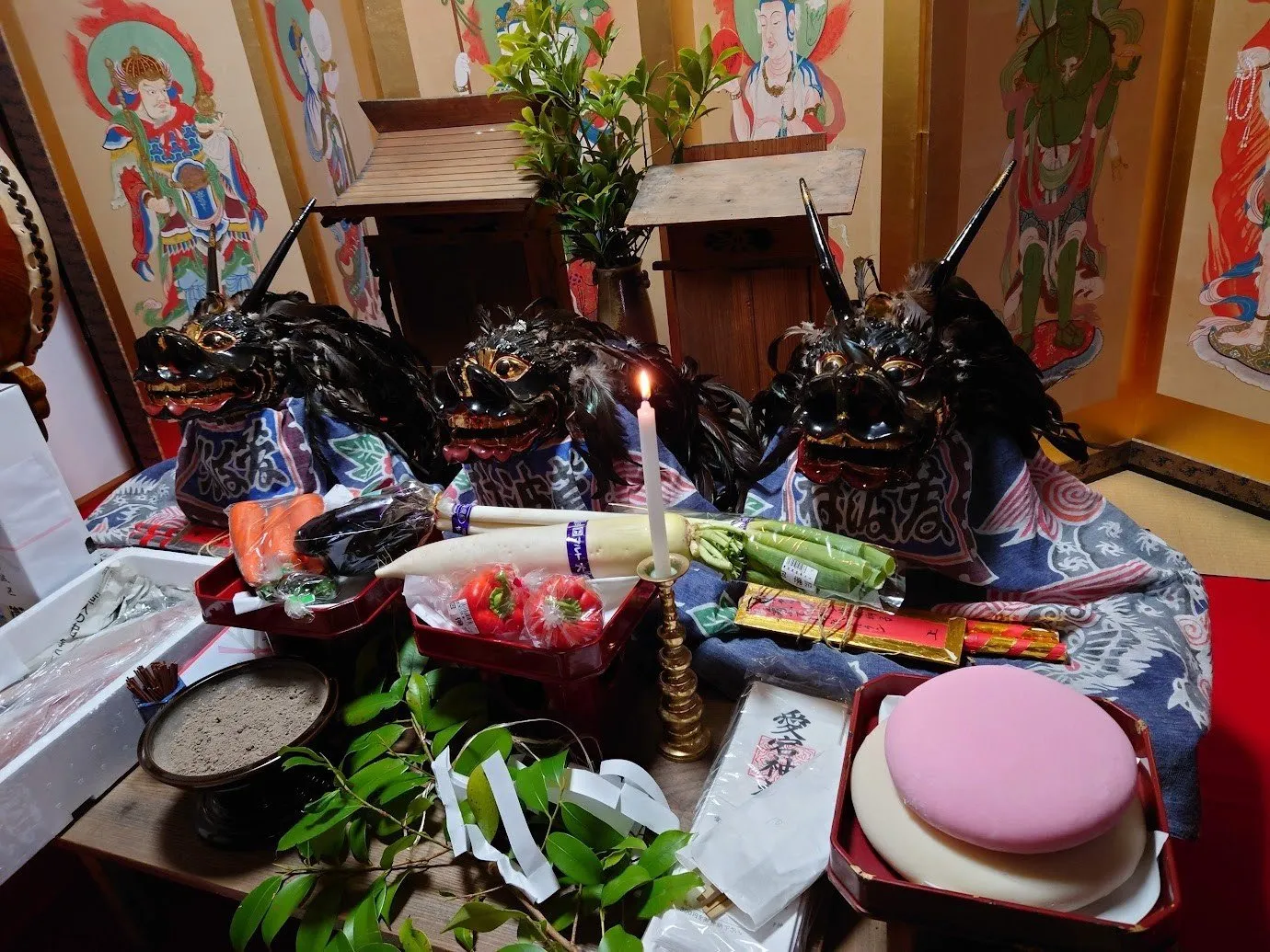 権現様の祭壇。三頭の獅子頭と供物が供えられている