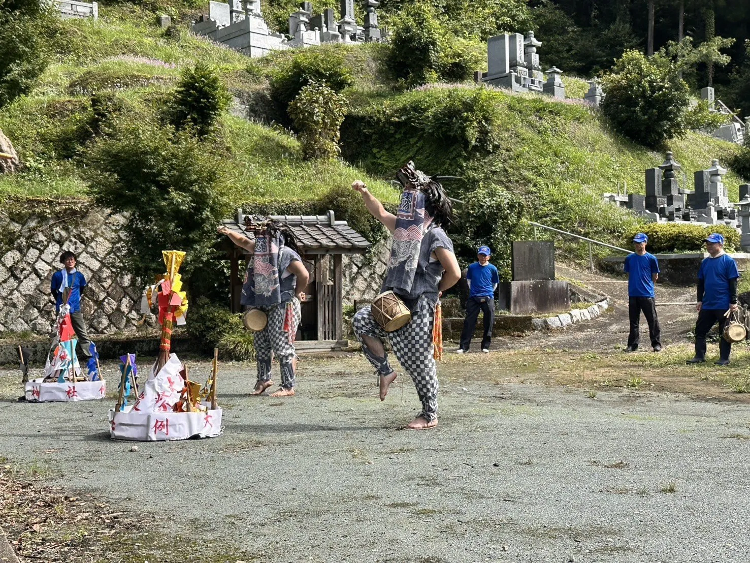 墓地を背にした境内で舞う獅子