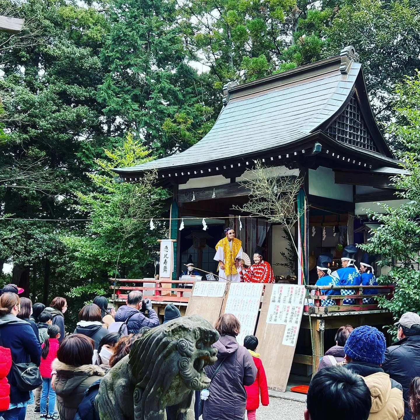 神楽殿で奉納される恵比寿舞