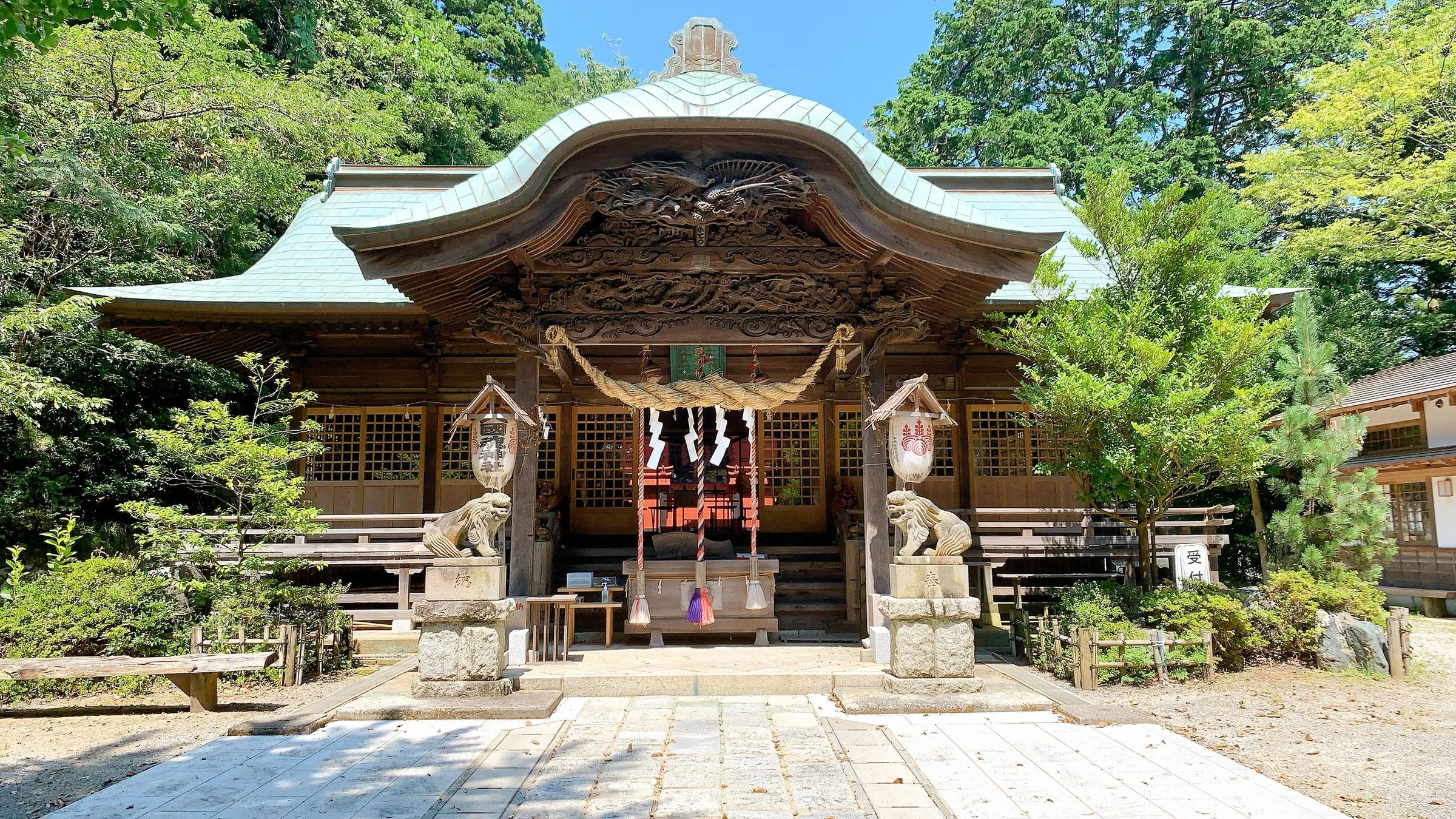 新緑につつまれた大國魂神社の拝殿