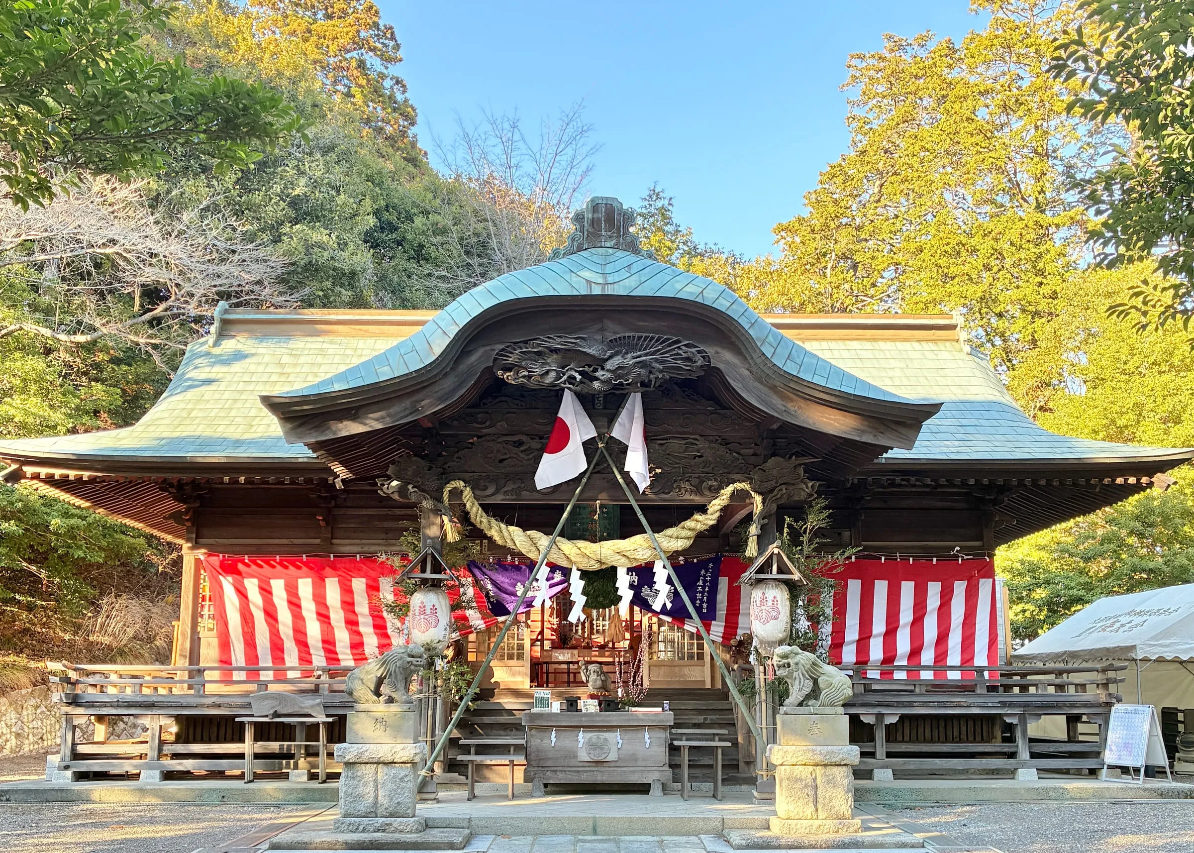 秋の陽を受ける大國魂神社の拝殿。紅白の幕と注連縄が張られています