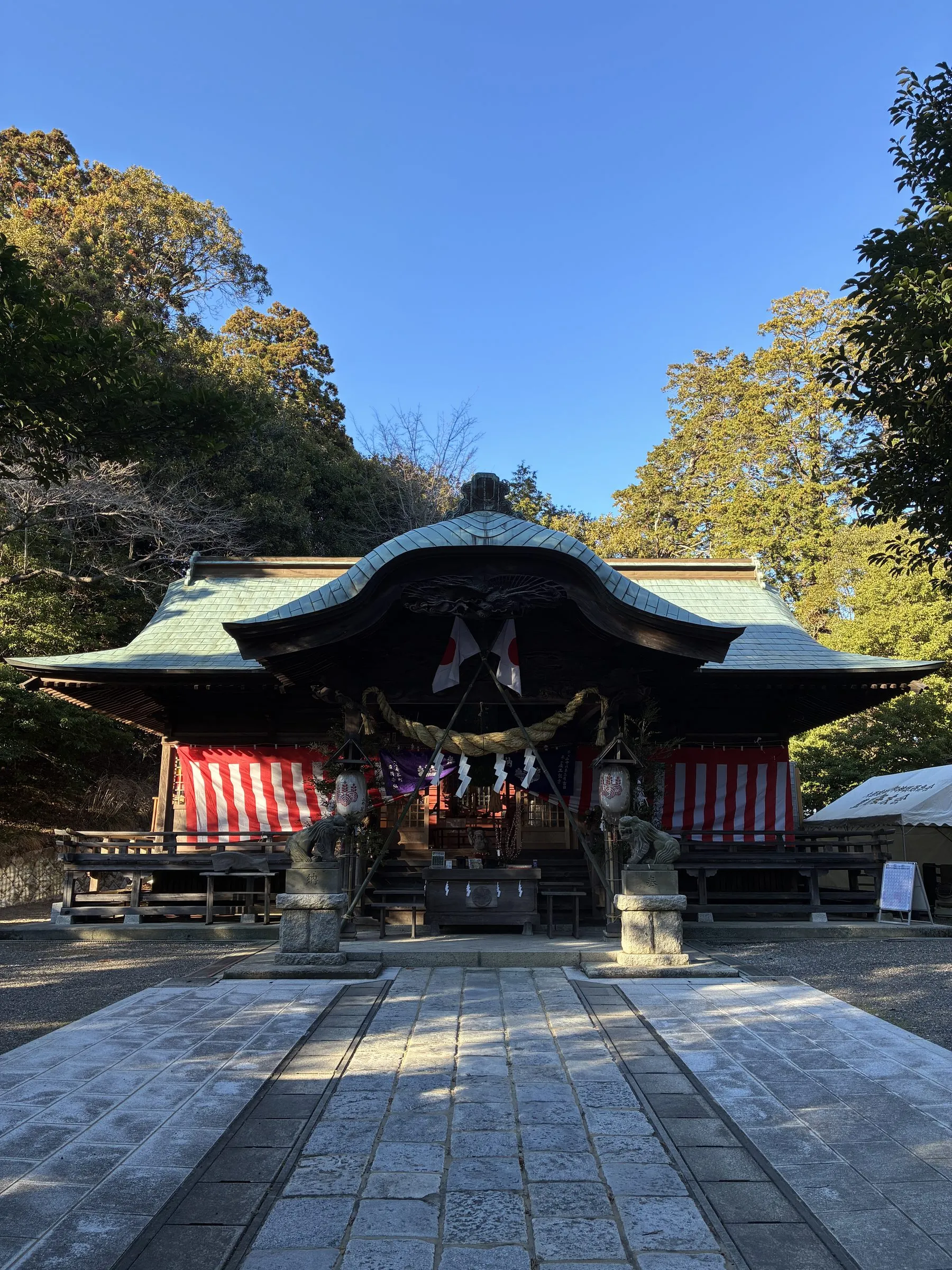 紅白の幕を張った正月の拝殿