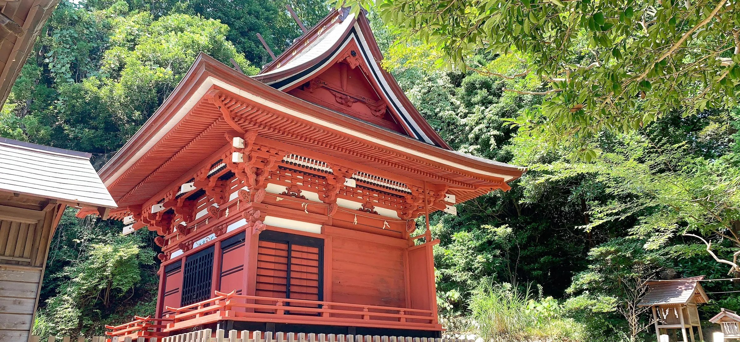 朱塗りの本殿