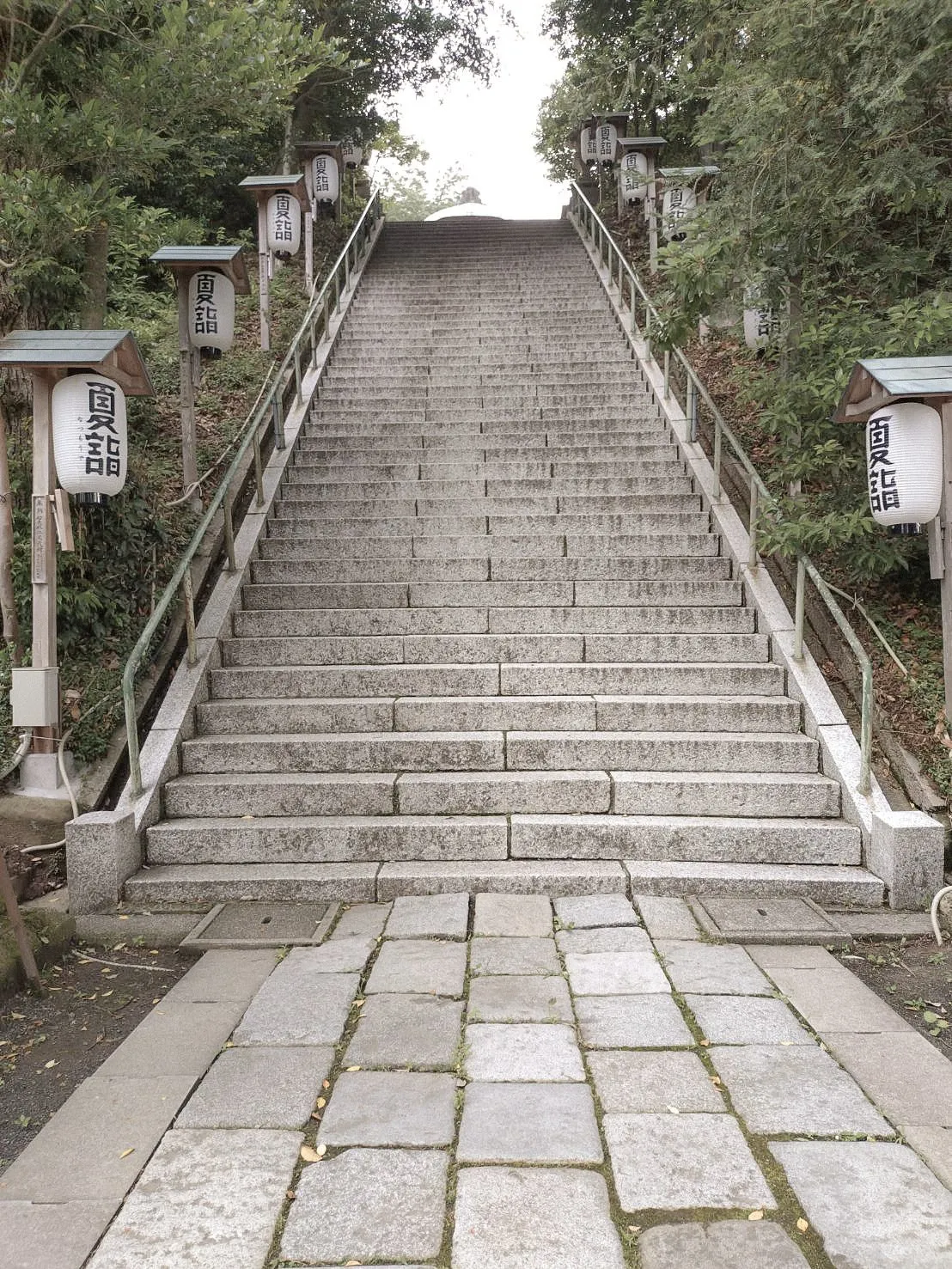拝殿へ続く石段
