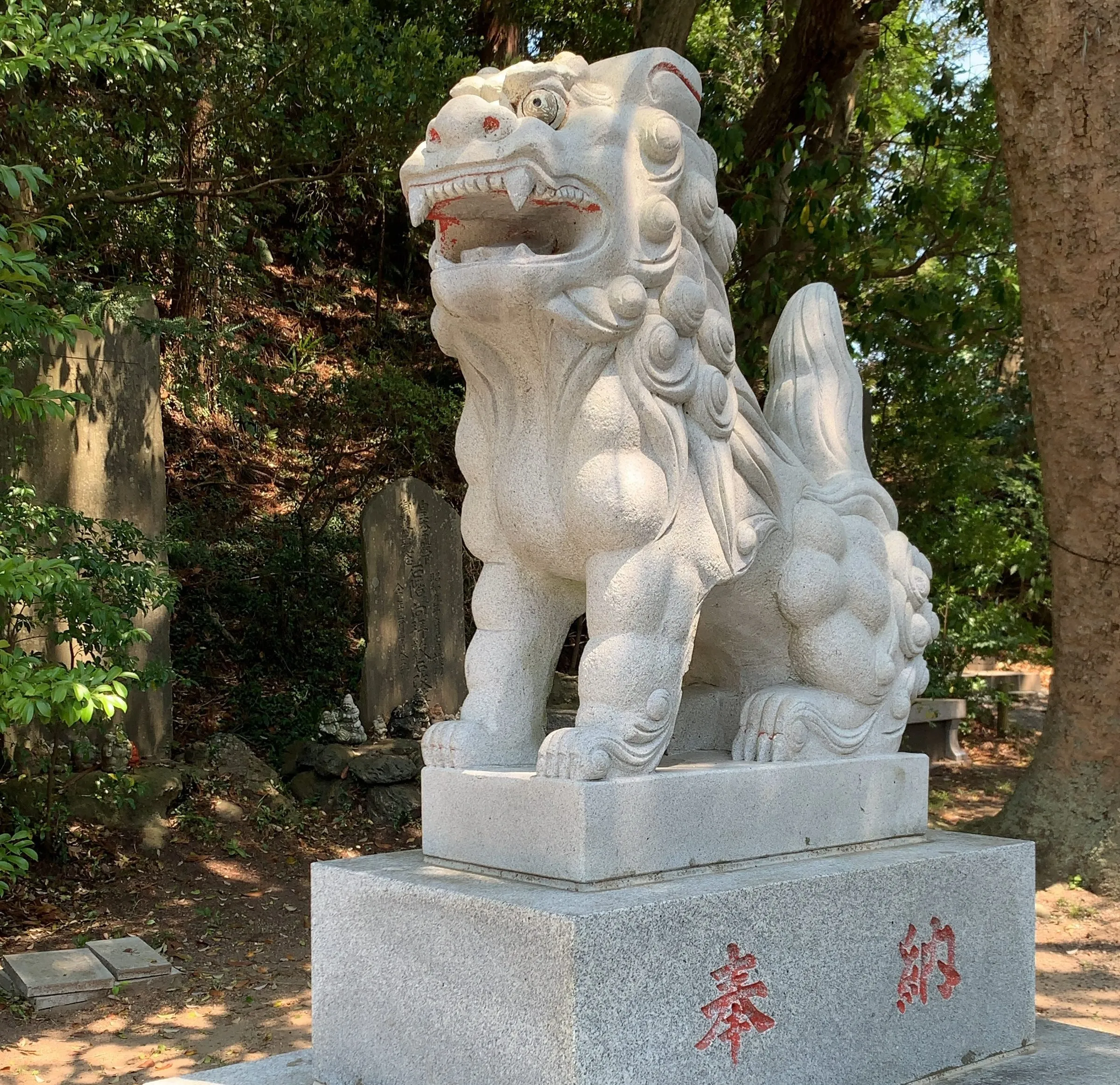 参道に座す狛犬