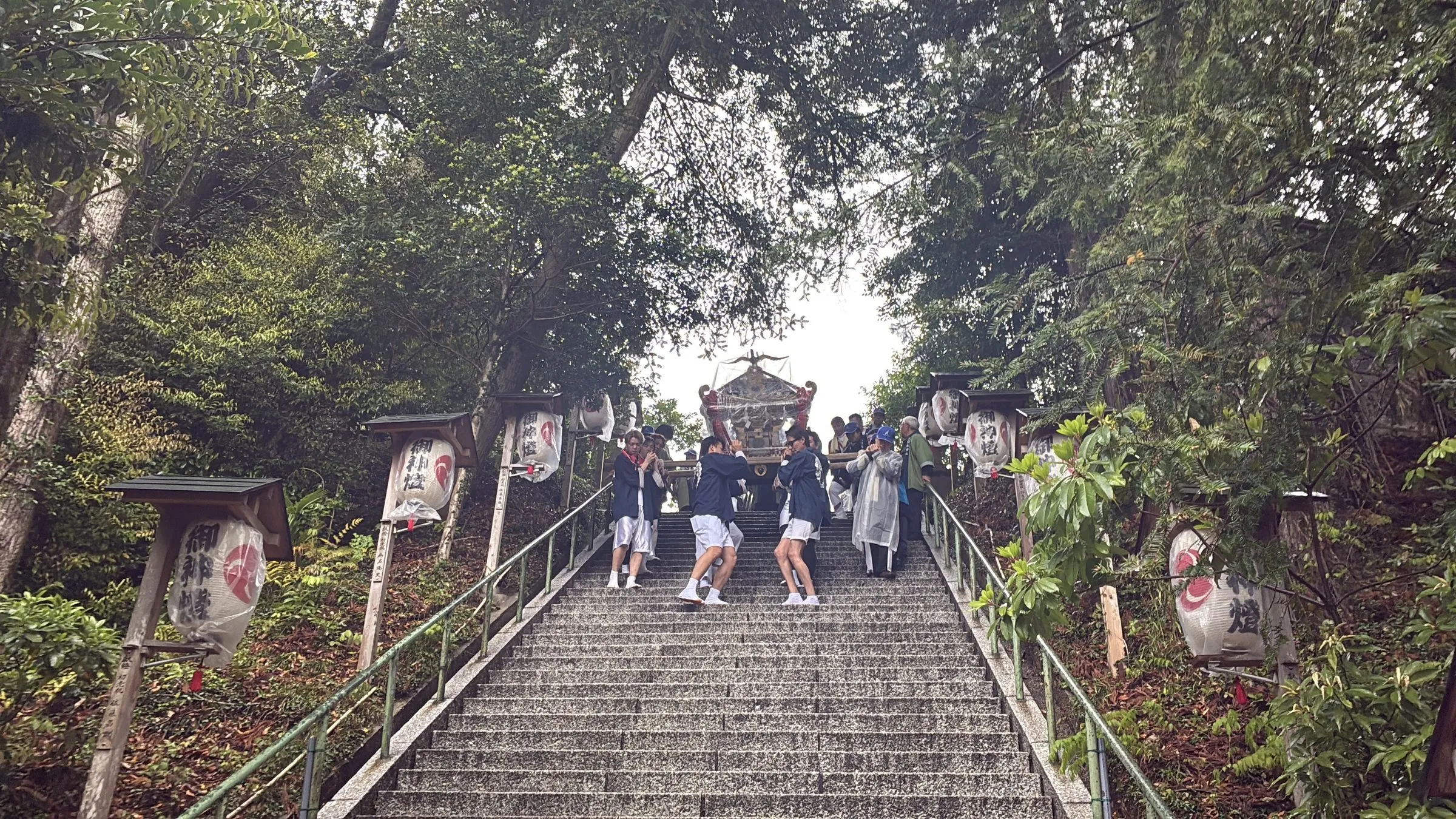 例大祭で石段を下る御神輿