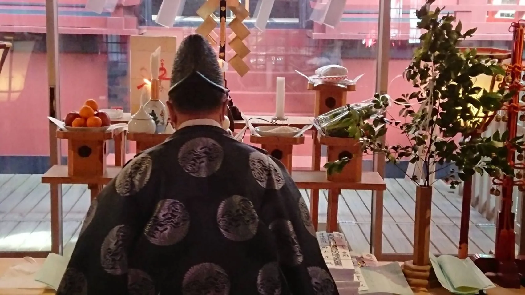 神前でご祈願する神職