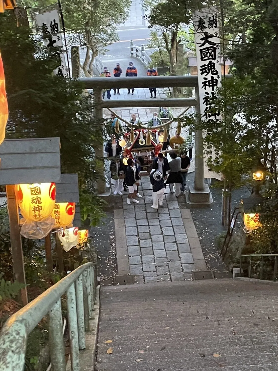 提灯の灯る夕方の参道