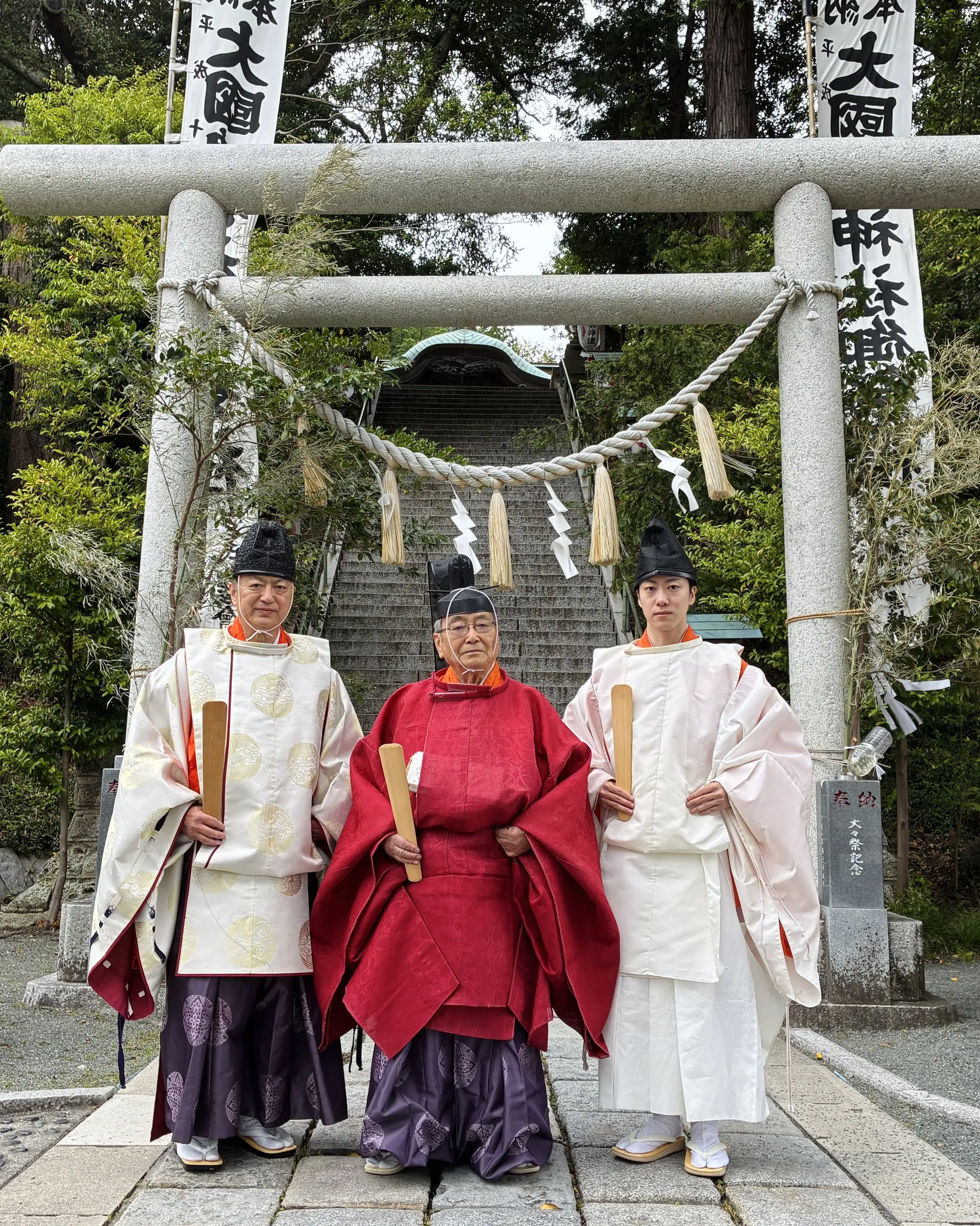 鳥居の前に並ぶ三代の神職