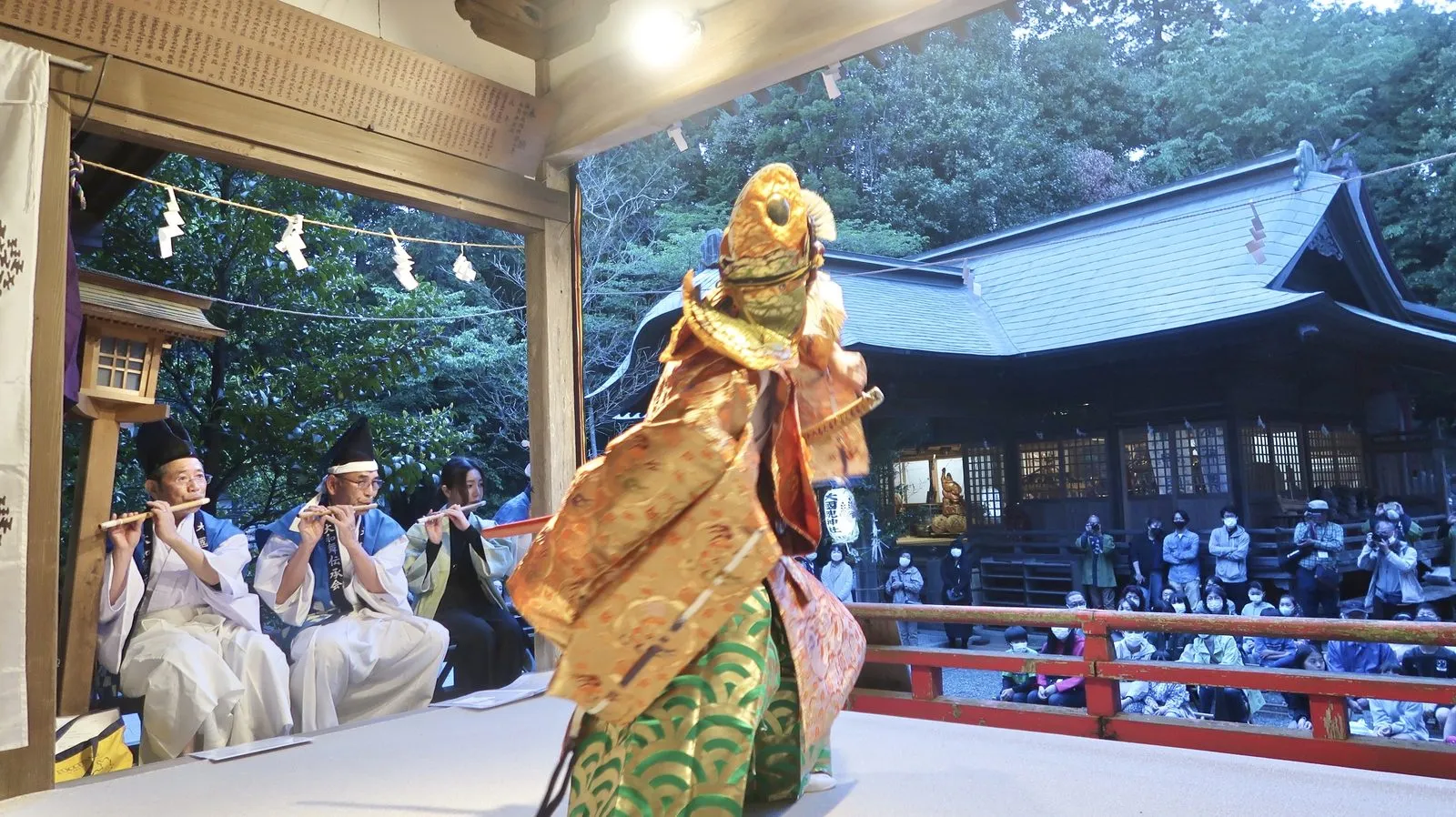 神楽殿で奉納される大和舞